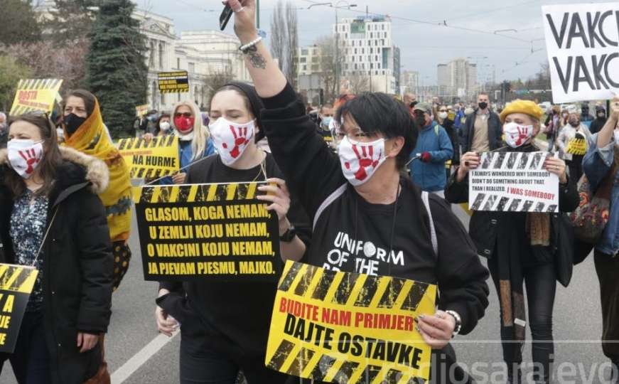 "Ostavke, paraziti": Pogledajte kako su izgledali današnji protesti u Sarajevu