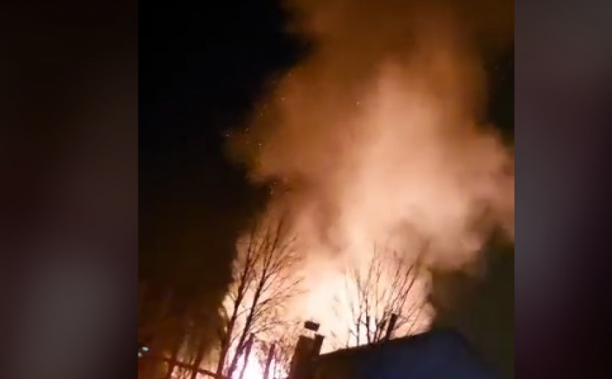 Požar u Sarajevu: Gori pilana, na terenu 26 vatrogasaca