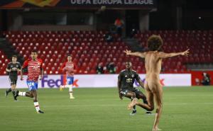 Goli muškarac prekinuo utakmicu na kojoj nije bilo publike