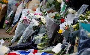 Građani ostavljaju cvijeće uz poruke, odaju počast princu Philipu