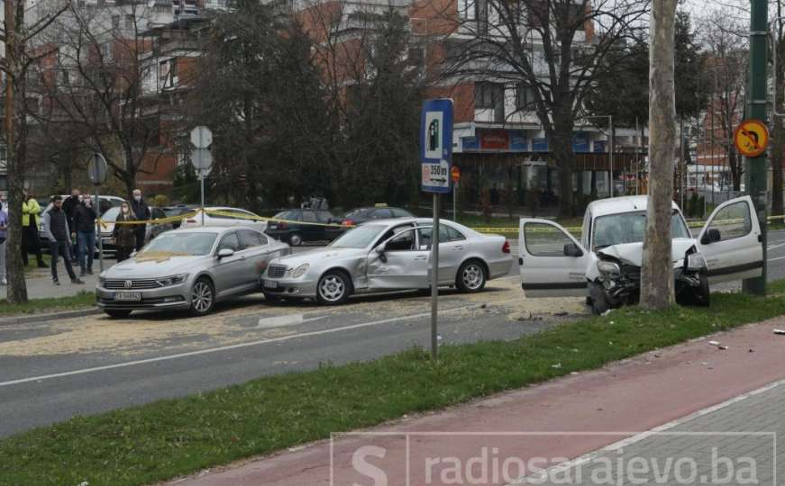 Saobraćajna nesreća u Sarajevu: Tri vozila učestvovala, jedna osoba povrijeđena