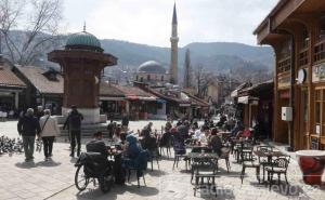 Nakon popuštanja mjera u Sarajevu: Pune bašte, građani uživali