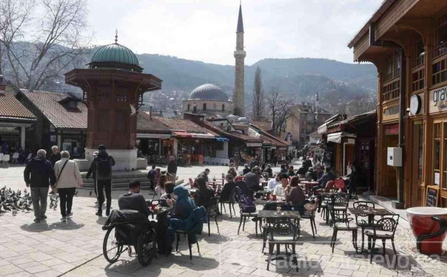 Nakon popuštanja mjera u Sarajevu: Pune bašte, građani uživali