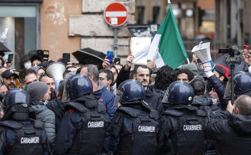 Rim: Policija spriječila stotine vlasnika restorana i teretana da dođu do trga
