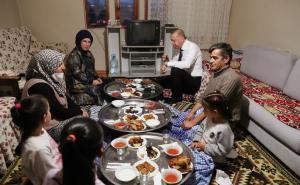 Skromno i lijepo: Erdogan sa suprugom iftario tradicionalno za sinijom