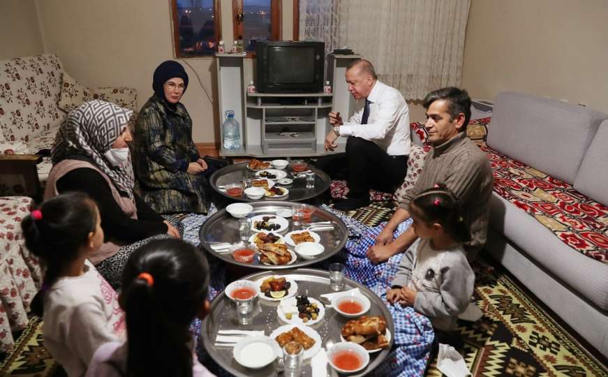 Skromno i lijepo: Erdogan sa suprugom iftario tradicionalno za sinijom