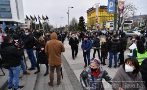 Građani poslali poruke političarima: Pogledajte kako su izgledali protesti u Sarajevu