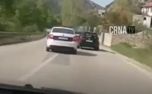 Samo u BiH: Snimio policiju kako pretiče na punoj liniji, pa krenuo za njima