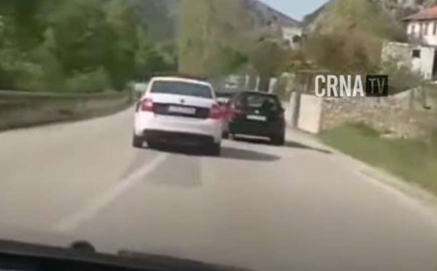 Samo u BiH: Snimio policiju kako pretiče na punoj liniji, pa krenuo za njima