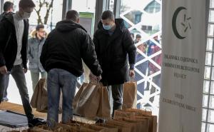 Divna akcija iz Sarajeva: Mladi dijele iftare i poklone