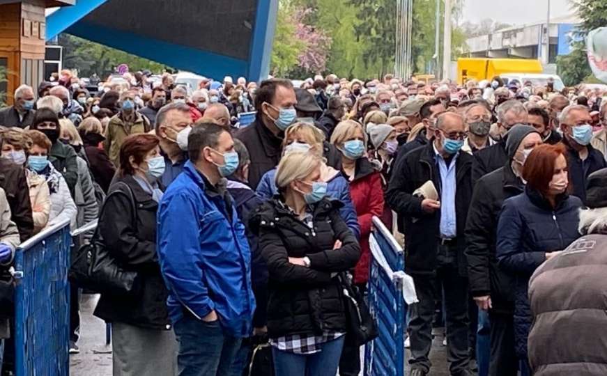 Velike gužve u Zagrebu: Građani nervozni, predugo se čeka na vakcinu...