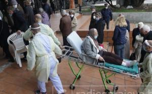 U Sarajevu u toku masovna vakcinacija: Građani dovoze i na pokretnim nosilima