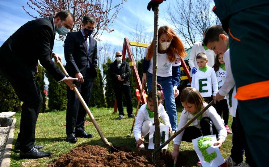 Eko timovi u saradnji sa Ambasadom SAD u BiH zasadili 100 stabala 
