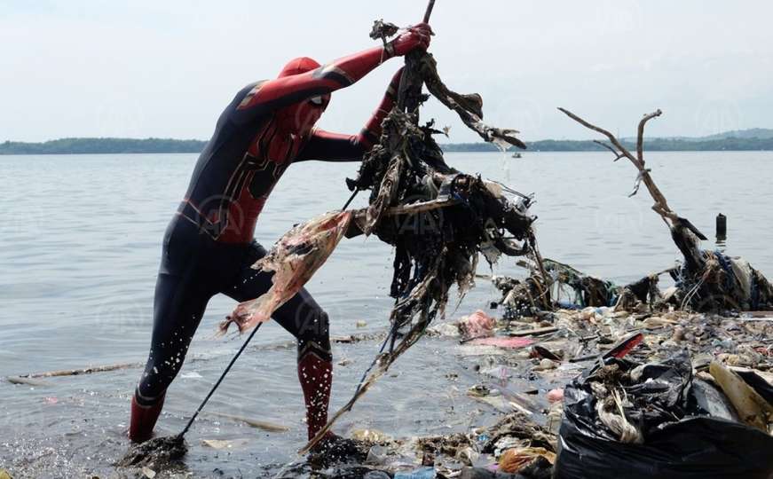 Sjajna poruka: Čovjek obučen u superheroja čisti obalu od smeća