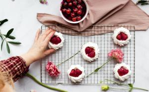 Mini Pavlove torte: Prefin i osvježavajući desert koji će sviju oduševiti
