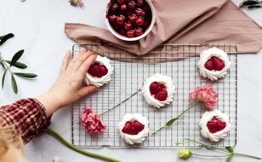 Mini Pavlove torte: Prefin i osvježavajući desert koji će sviju oduševiti