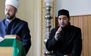  Hafiz iz Maroka Zekeriyah Arif uči ezan i pomaže u brizi o džamiji u Sarajevu