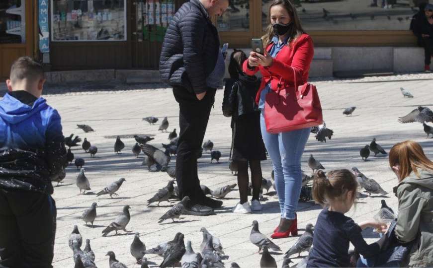 Napokon sunčana i topla nedjelja u Sarajevu: Šetnja, golubovi i slikanje 
