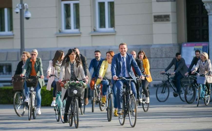 Stanivuković i zaposleni u Gradskoj upravi biciklom došli na posao