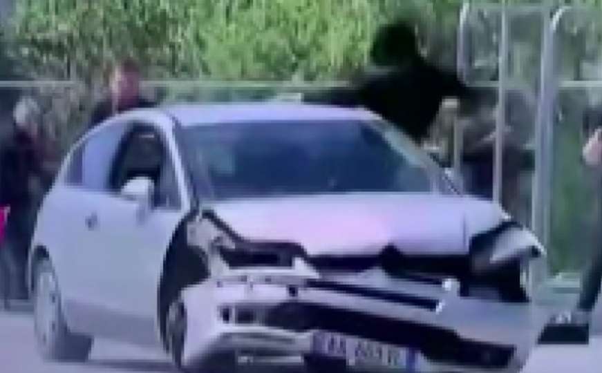 Tirana: Autom krenuo među prolaznike, prolaznik nogama uskočio u vozilo