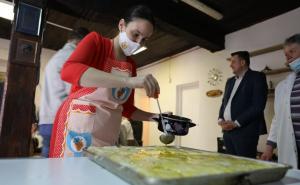 Gradonačelnica Sarajeva u Narodnoj kuhinji: Napravila baklavu, dijelila hranu...