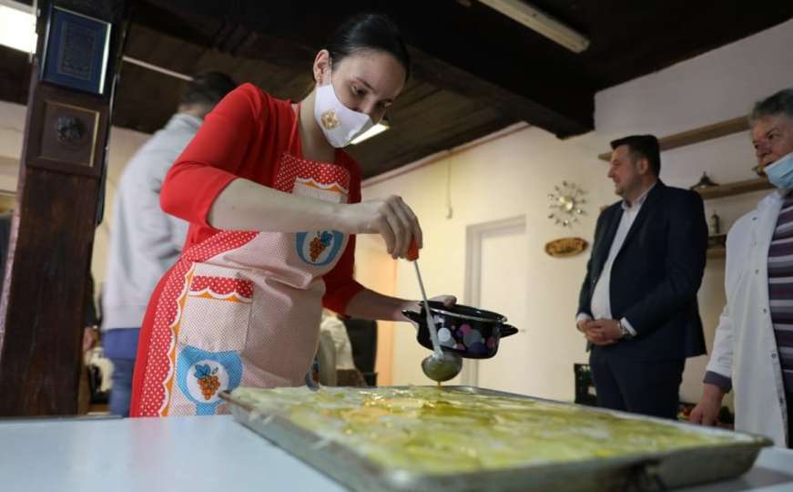 Gradonačelnica Sarajeva u Narodnoj kuhinji: Napravila baklavu, dijelila hranu...