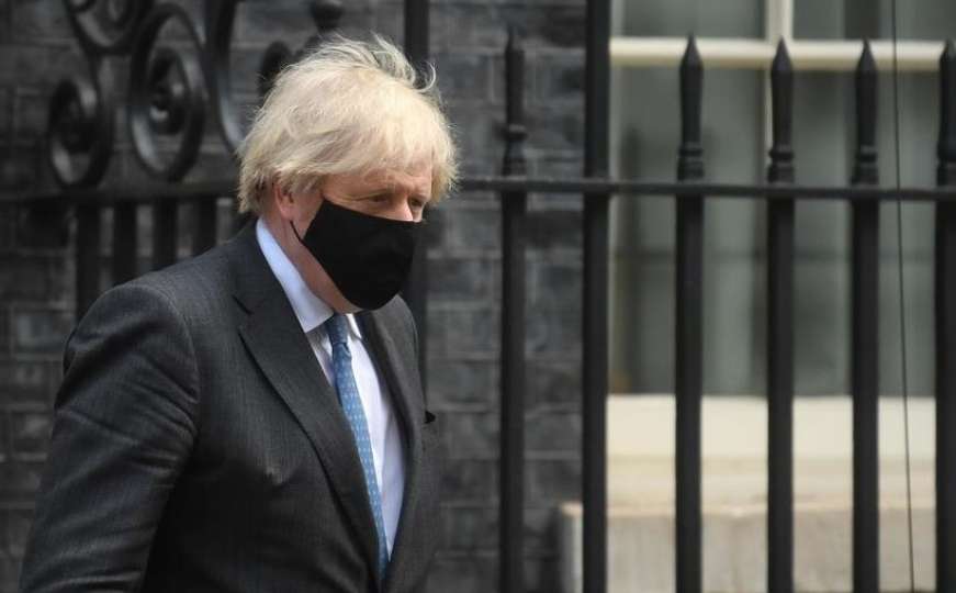 Boris Johnson u problemima, saznao pa isključio mobitel 