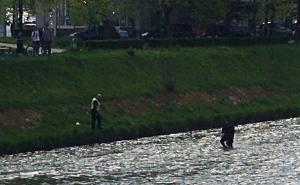 Muškarac u Sarajevu skočio s mosta, policajci ga izvukli iz rijeke