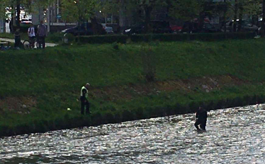 Muškarac u Sarajevu skočio s mosta, policajci ga izvukli iz rijeke