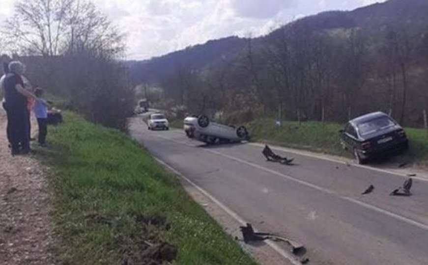 Nesreća kod Olova: Sudar dva automobila, od siline udara jedan završio na krovu