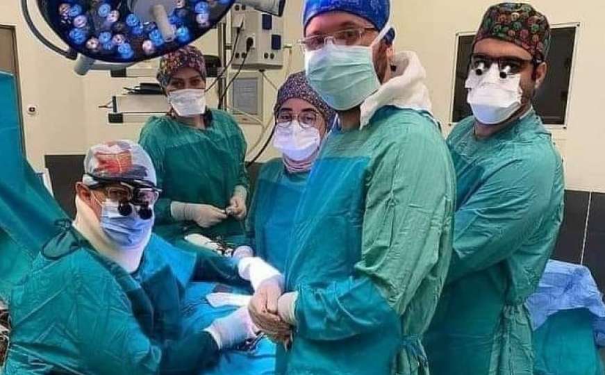 Doktor iz Turske oduševio svijet: Operisao dok je i sam bio prikopčan na infuziju