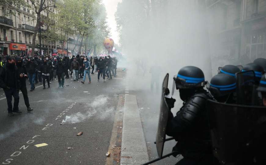 Haos u Parizu: 5000 policajaca na terenu, sijavaju suzavci, kamenje...