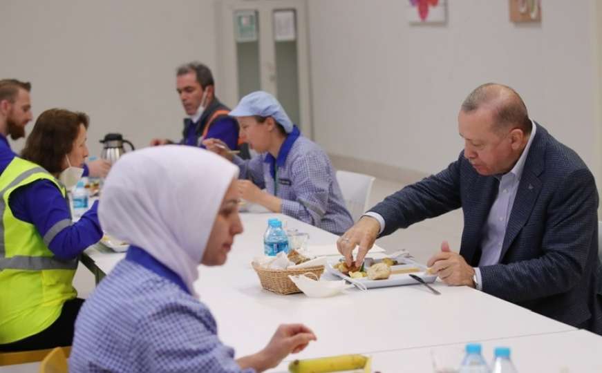 Turski predsjednik Erdogan i ministri iftarili sa radnicima