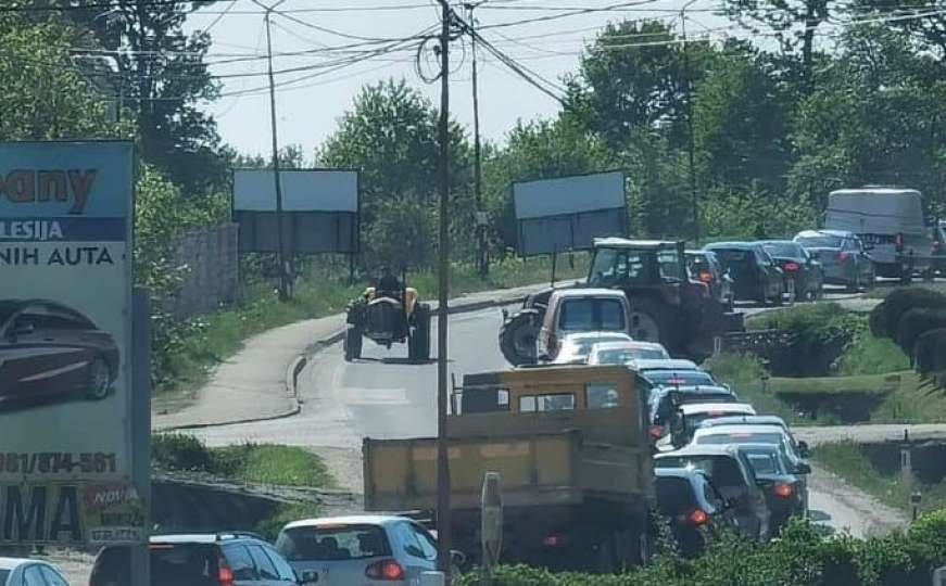 Obustavljen saobraćaj na putu Tuzla-Kalesija zbog saobraćajne nesreće