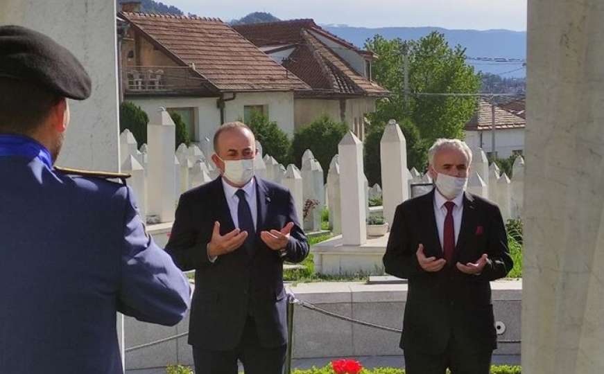 Cavusoglu stigao u Sarajevo, najprije posjetio mezar Alije Izetbegovića
