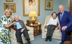 Internet priča o fotografiji porodica Biden i Carter: Da li zbunjuje i vas?