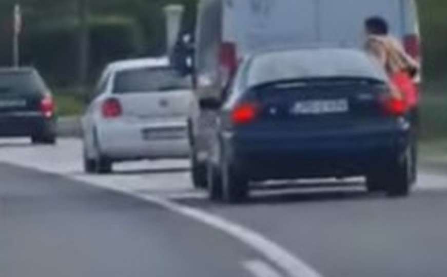 Samo u BiH: Suvozač izašao kroz prozor dok je automobil bio u pokretu