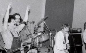 Indexi i 'Jedan čovjek i jedna žena na peronu sreće stoje još...'