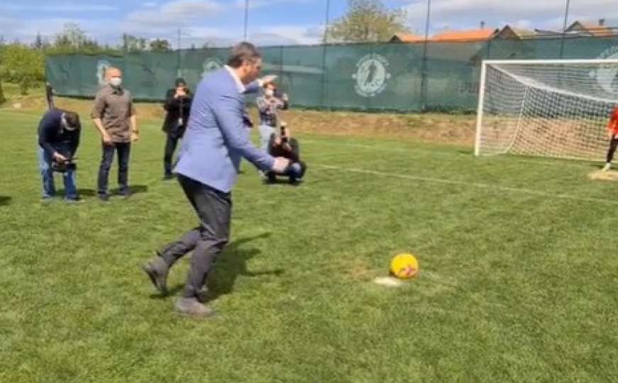 Pogledajte kako Vučić izvodi penale: "Golman nema šanse"