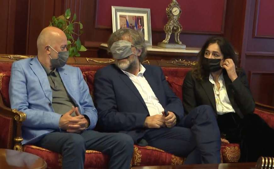 Kusturica na sastanku s Handkeom nosio masku preko cijelog lica