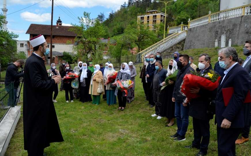 Polaganjem cvijeća i učenjem Fatihe odata počast žrtvama zločina u Srebrenici