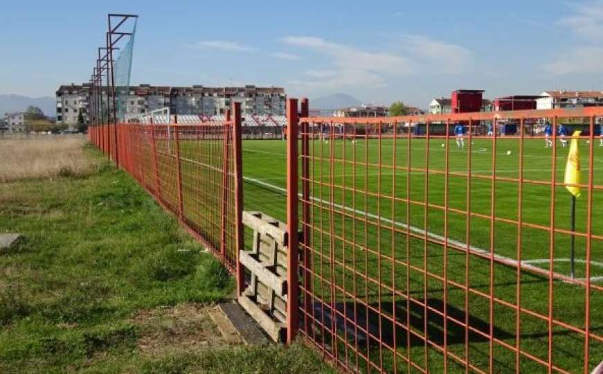 Nakon automobila u Crnoj Gori počelo osveštavanje fudbalskih terena