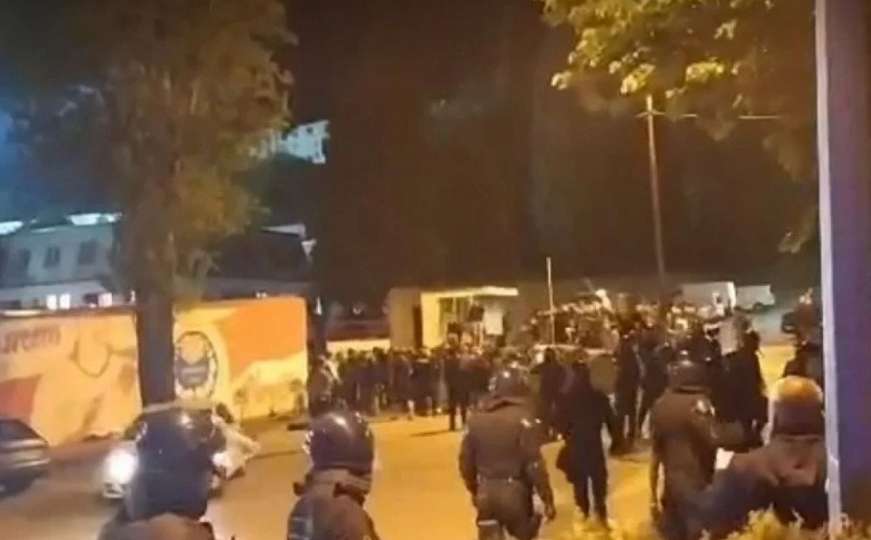 Mostar: Navijači upali u stadion i održali lekciju igračima