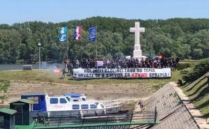 Novi incident u Vukovaru: Desetine mladića obučenih u crno povikuju “ubij Srbina”