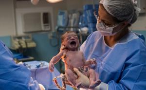 Hit na internetu: Pogledajte izraz lica ove bebe kada je došla na svijet