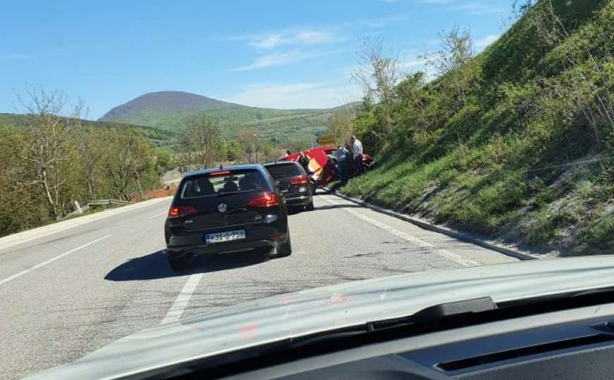 Ivan sedlo-Sarajevo: Automobil sletio s puta, povrijeđena jedna osoba