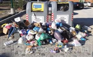 Ružan prizor u sarajevskom naselju: Razbacano smeće oko kontejnera...