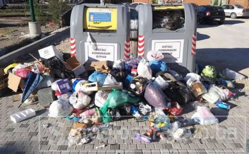 Ružan prizor u sarajevskom naselju: Razbacano smeće oko kontejnera...