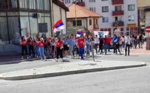 Srebrenica: Maturanti sa zastavama RBiH, BiH i RS-a proslavili kraj škole