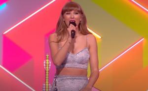 Održan Brit Awards: Dua Lipa osvojila dvije nagrade, Taylor Swift ušla u historiju